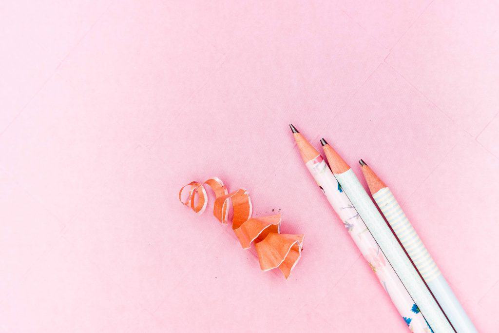 Ołówki na różowym tle