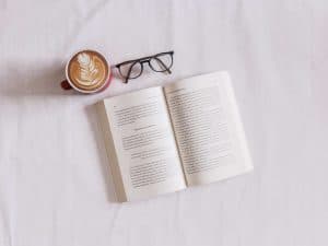 Książka, kawa i okulary