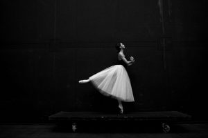 Czarno-biała fotografia baletnicy