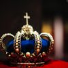„The Crown”. Królewski biograf konfrontuje serial z rzeczywistością