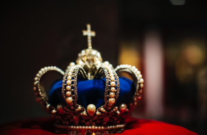 „The Crown”. Królewski biograf konfrontuje serial z rzeczywistością