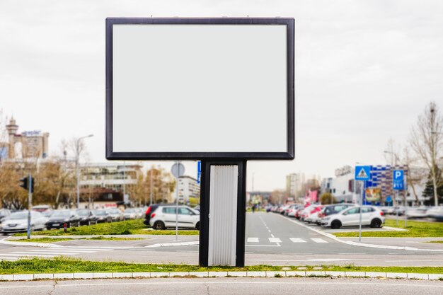 Skuteczność reklamy zewnętrznej: przegląd najważniejszych korzyści płynących z wykorzystania tablic billboardowych